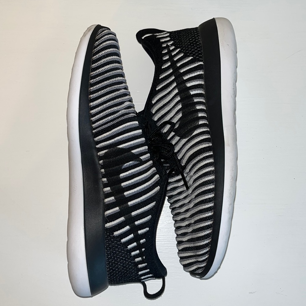 Good condition/barley worn Nikes with exclusive detailing